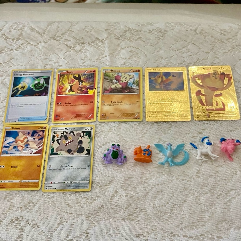 Lot NN: 12pc Lot : 2 Gold Fan Arts Cards, 5 Pokemon Cards and 5 Pokémon …